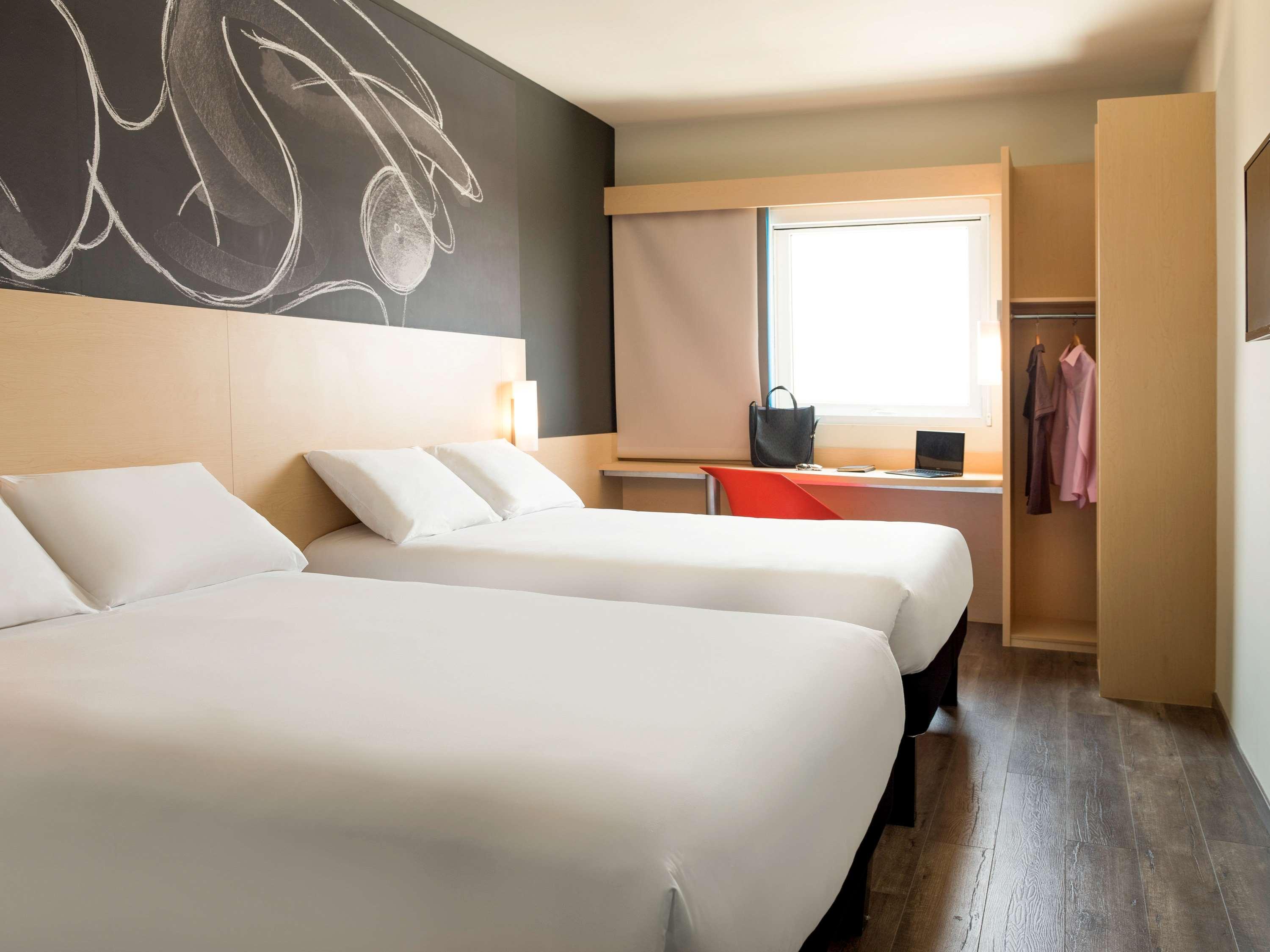 Ibis Irapuato Hotel Bagian luar foto