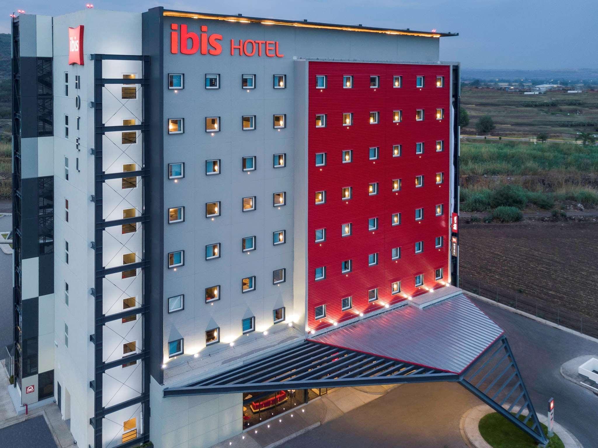Ibis Irapuato Hotel Bagian luar foto