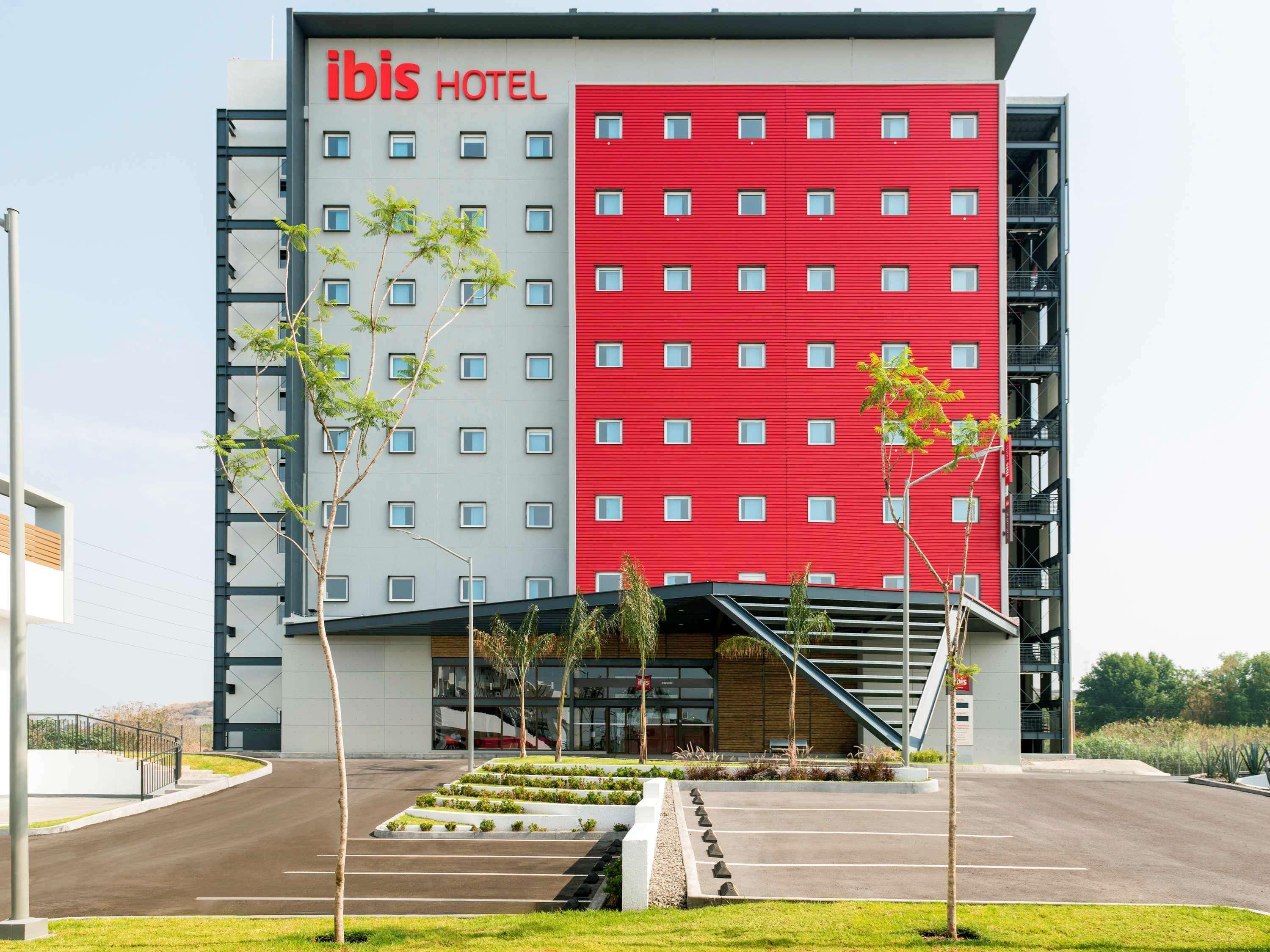 Ibis Irapuato Hotel Bagian luar foto